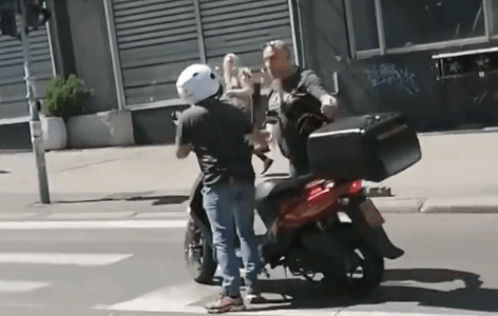 TUČA  U CENTRU BEOGRADA: Prolaznik napao MOTORCIKLISTU! (VIDEO)